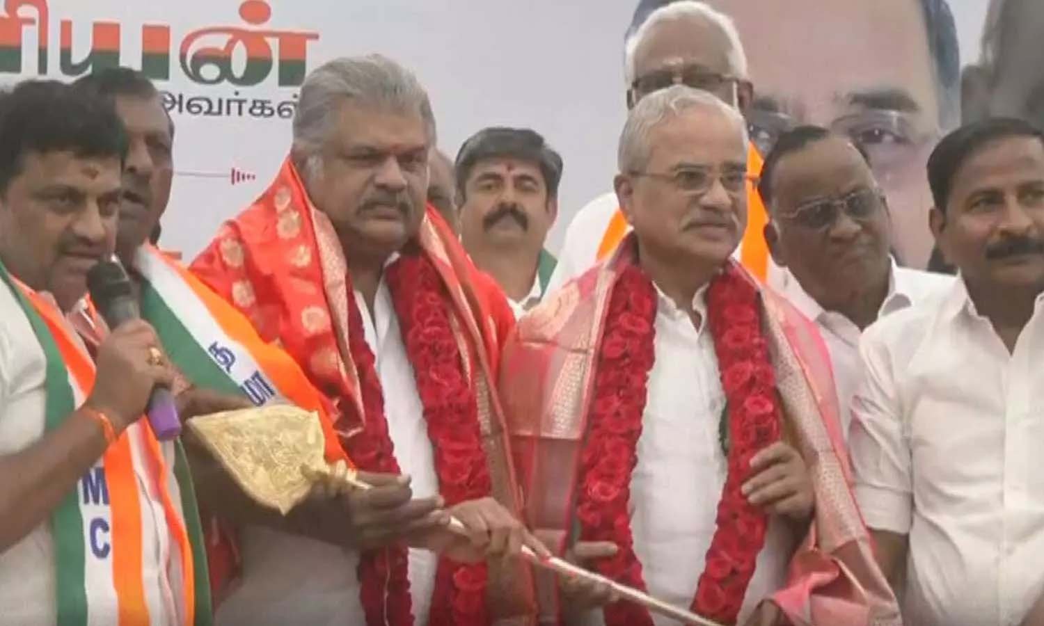 தனது கட்சியை த.மா.கா.வில் இணைத்தார் தமிழருவி மணியன்